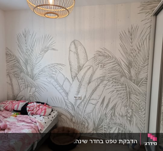 טפט עם הדפס עלים טרופיים על קיר חדר שינה